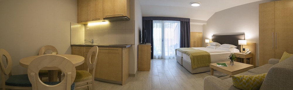 Aparthotel Flora 27/29