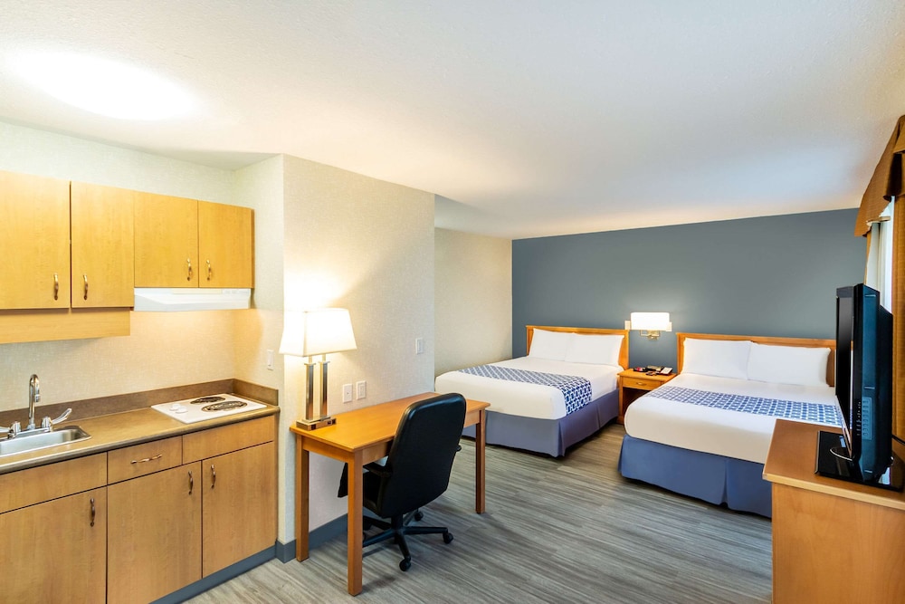 Econo Lodge Inn & Suites Calgary - University 10/32
