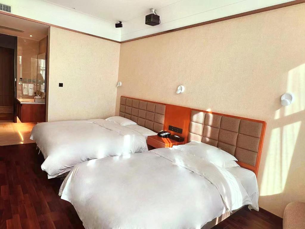 Cinema, Family, 1 King and 1 Single Beds، Days Inn by Wyndham Beijing Haidian 2/4