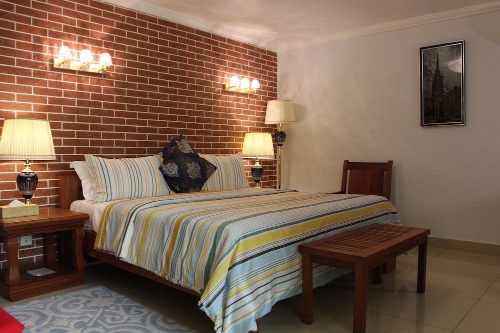 1 BEDROOM, SUITE