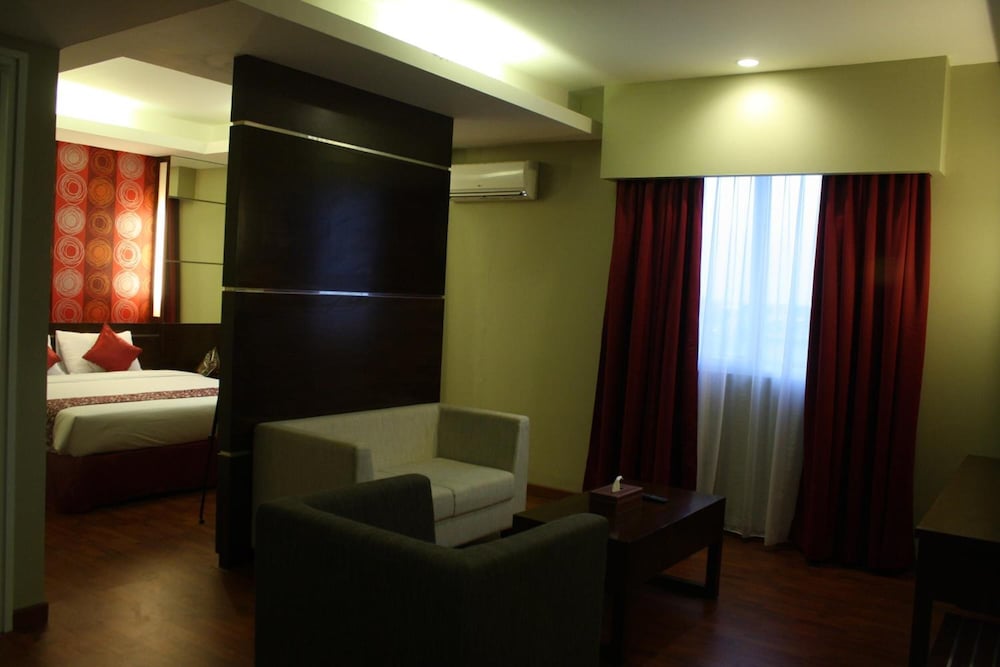 Pose In Hotel Solo 27/48