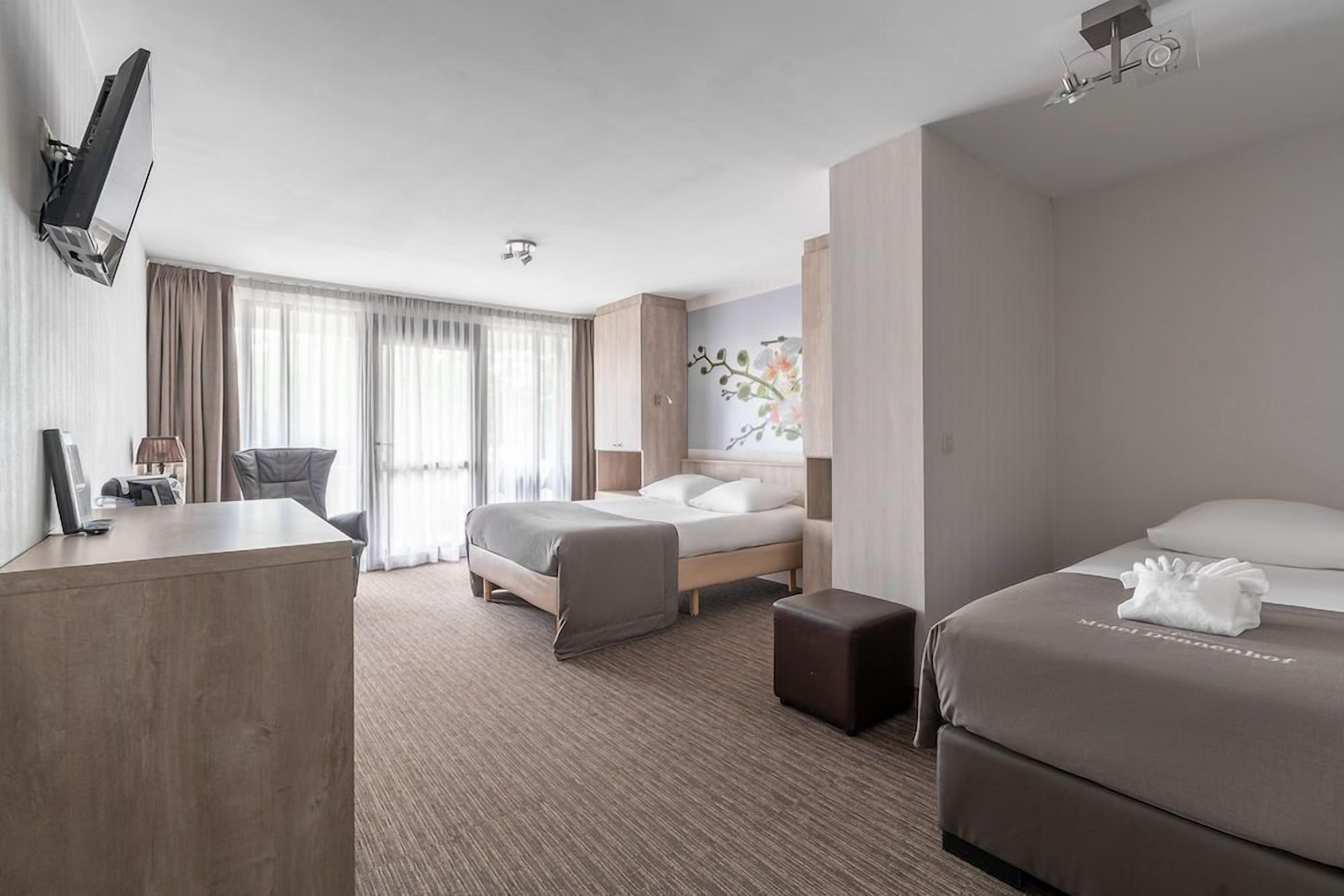 Comfort, 1 Double and 1 Single Bed, No Air Condition