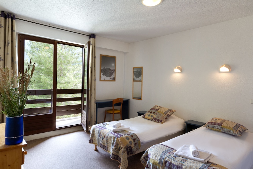 ROOM, DOUBLE BED