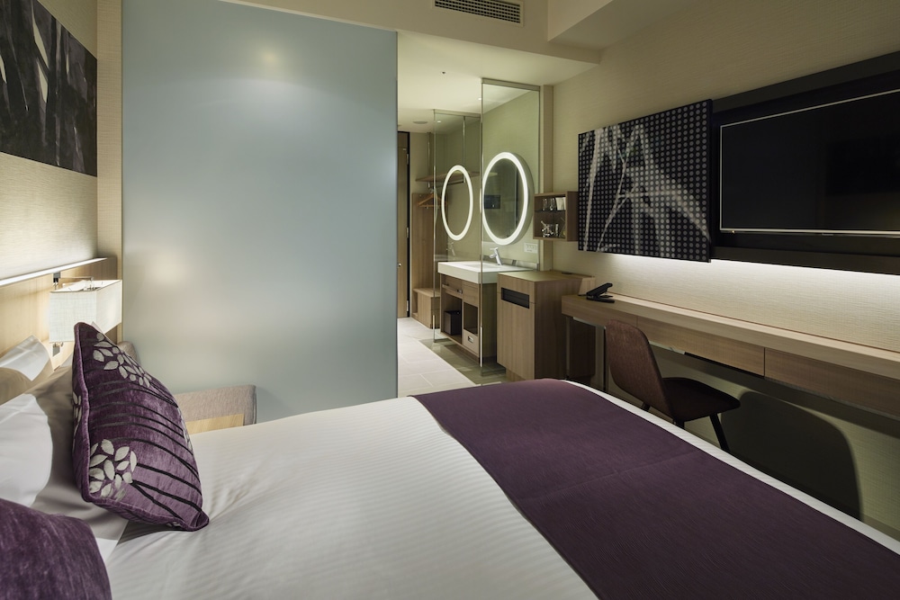 STANDARD, QUEEN BED, BATHTUB