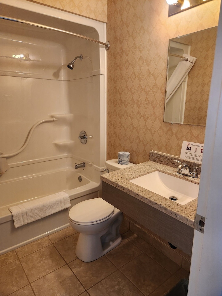 Travelodge by Wyndham Amherst 48/48