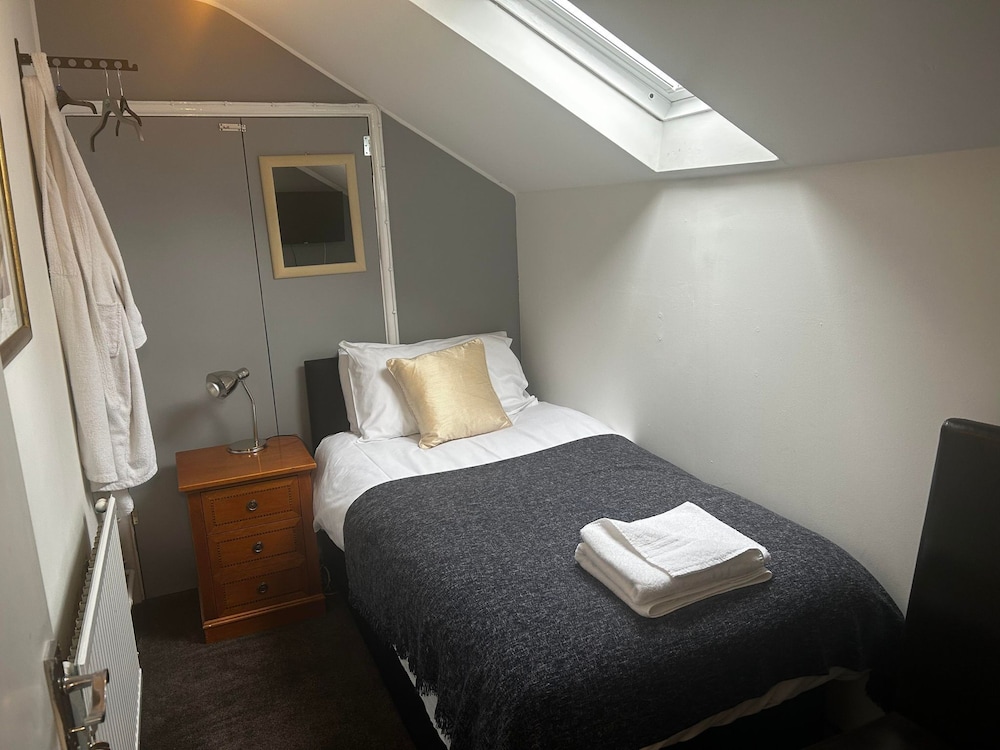 ROOM, SINGLE, PRIVATE BATHROOM