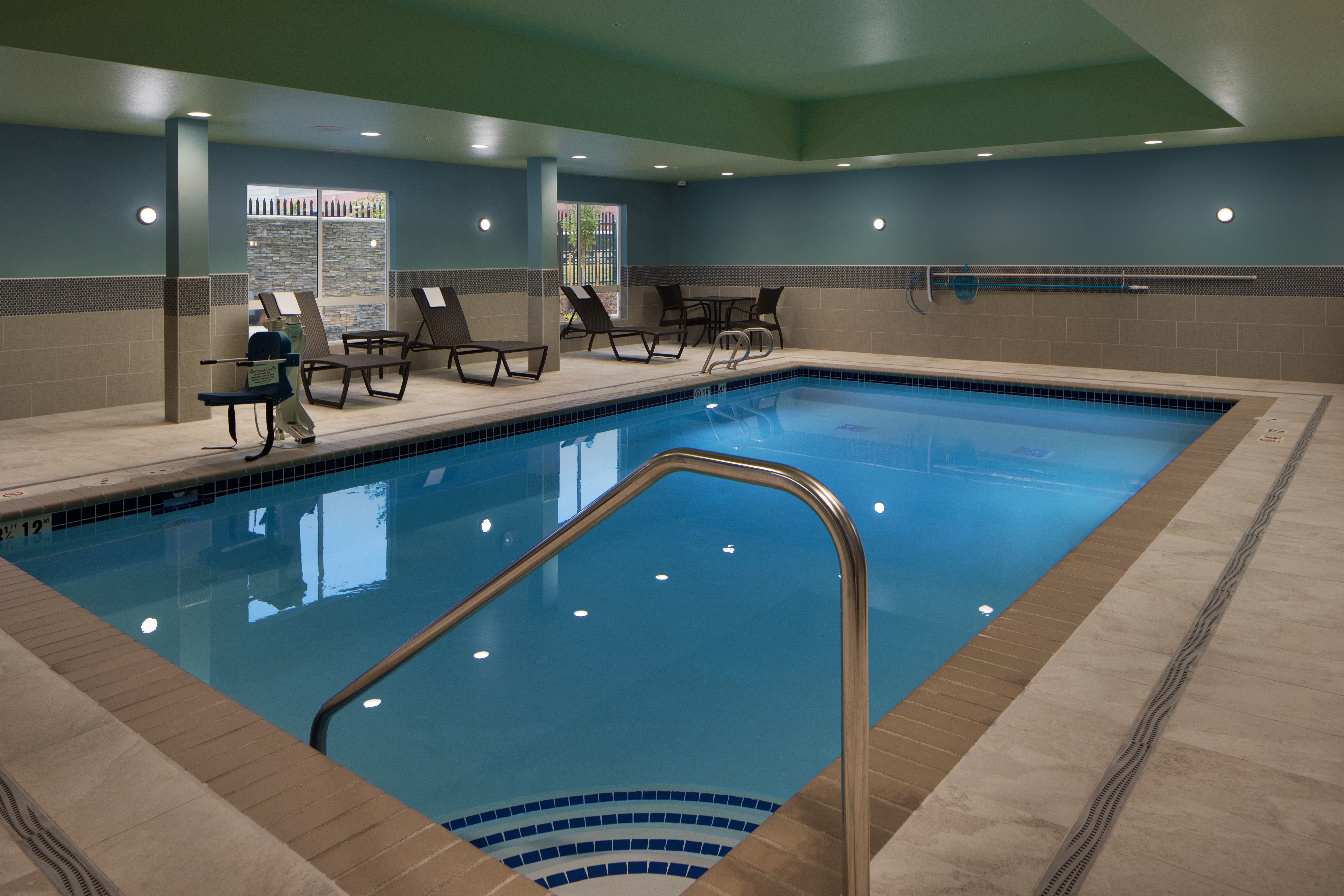 Holiday Inn Express Suites Portland Airport Cascade Stn 24/49