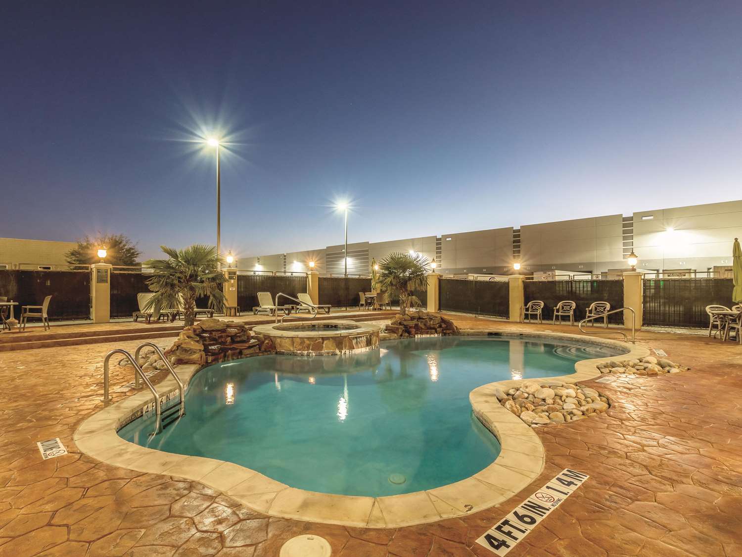La Quinta Inn & Suites by Wyndham Dallas Grand Prairie South 41/44