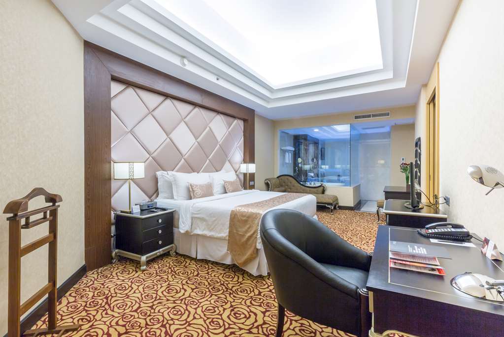 جناح جونيور، Wyndham Surabaya City Centre 2/2