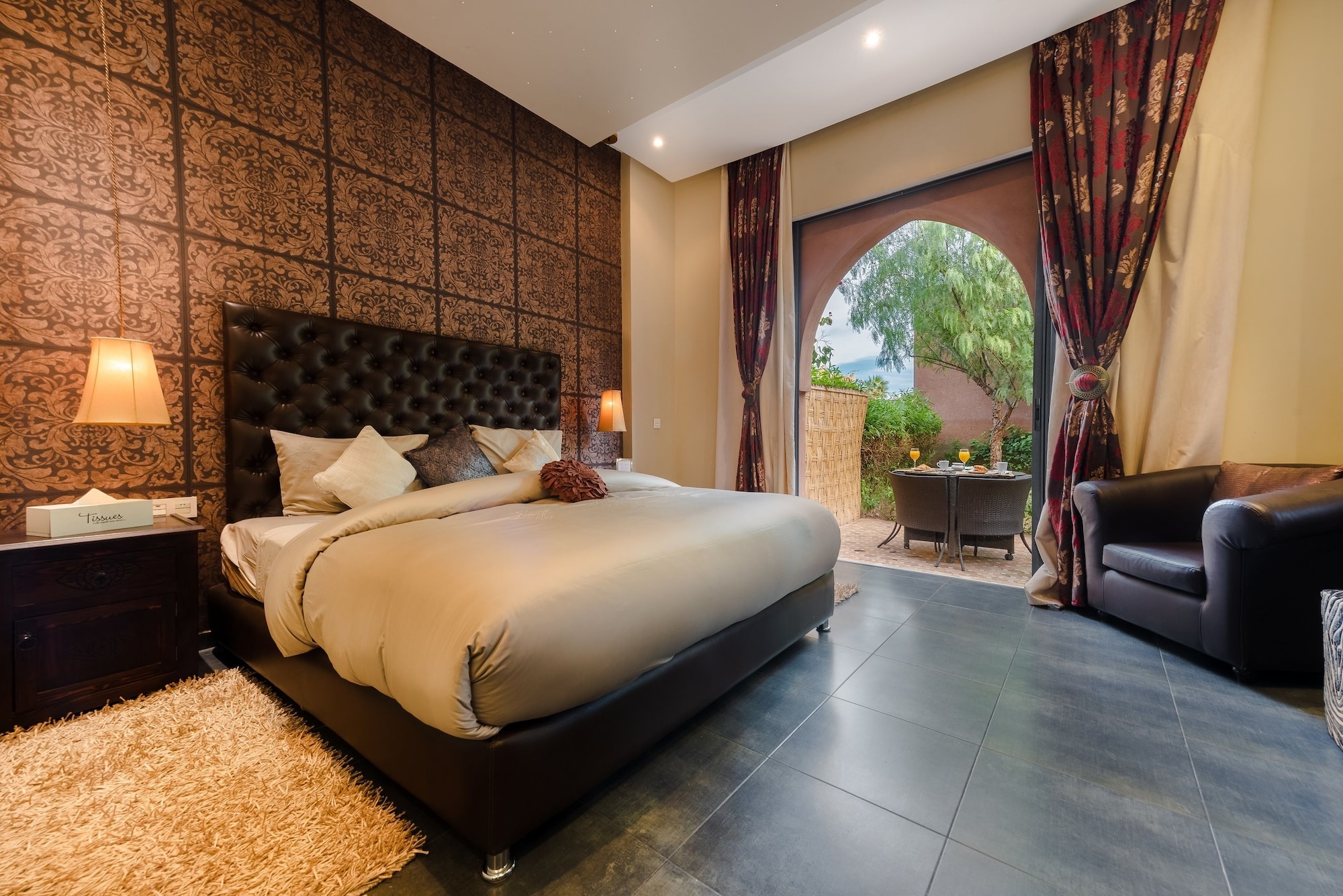 DELUXE, DOUBLE BED
