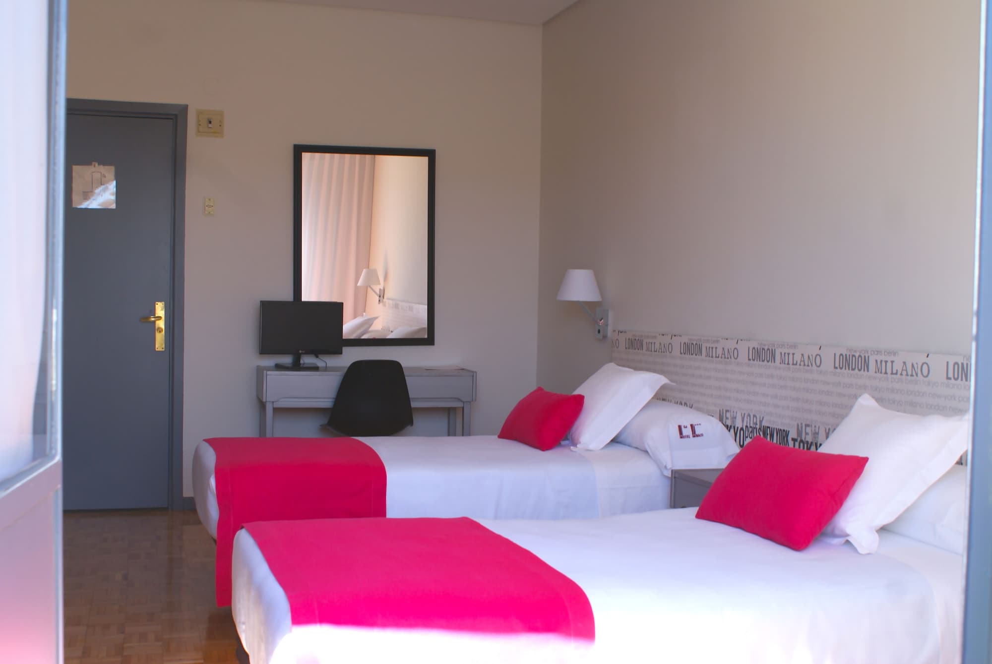 ROOM, DOUBLE OR TWIN BED