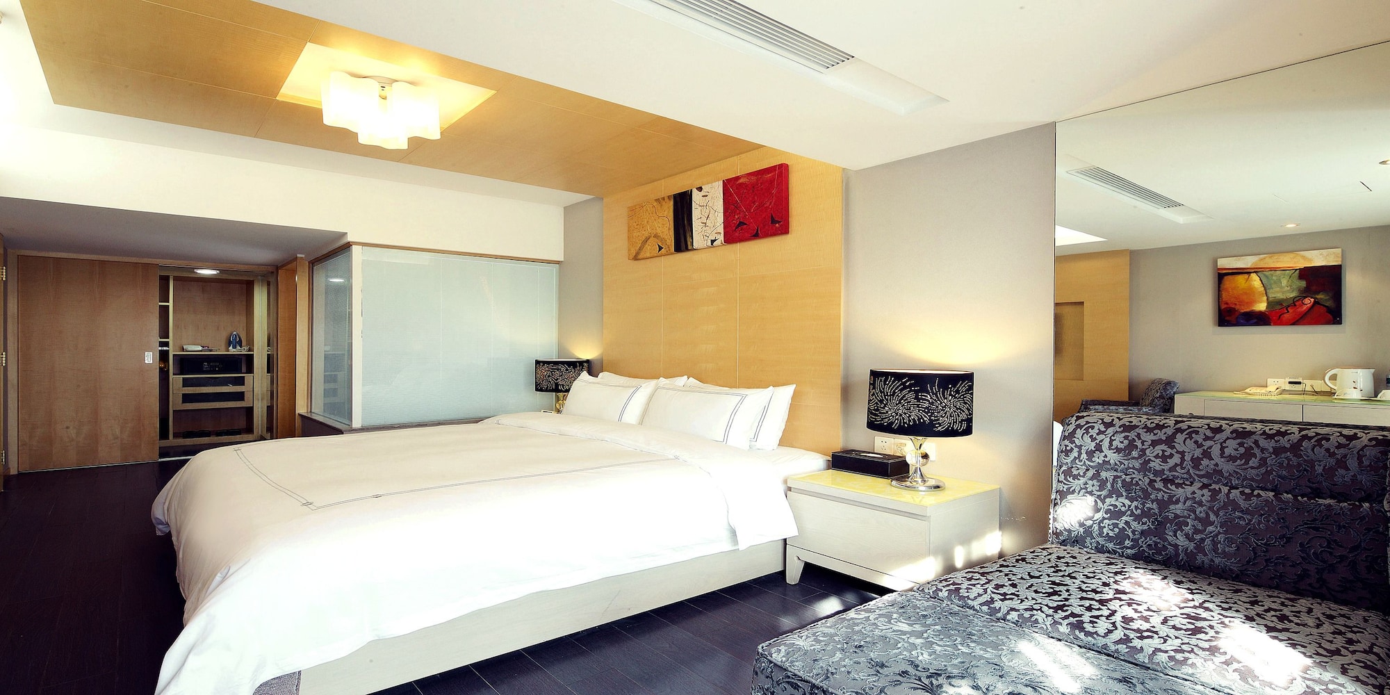 Boutique, Suite, Queen Bed
