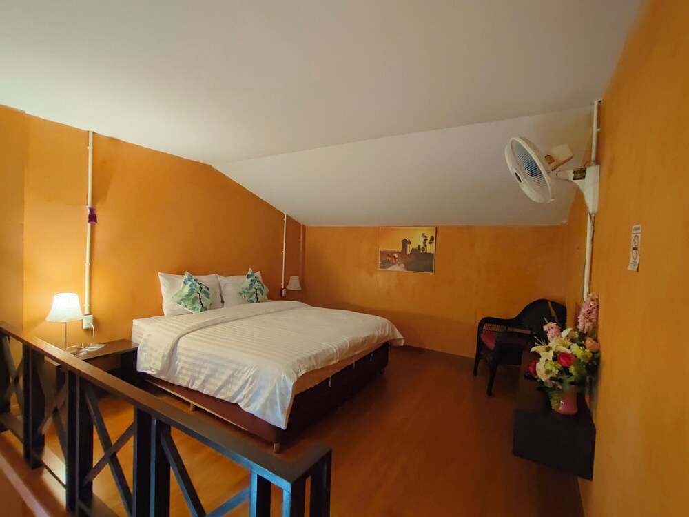 MEZZANINE, DELUXE, KING BED, HOT TUB