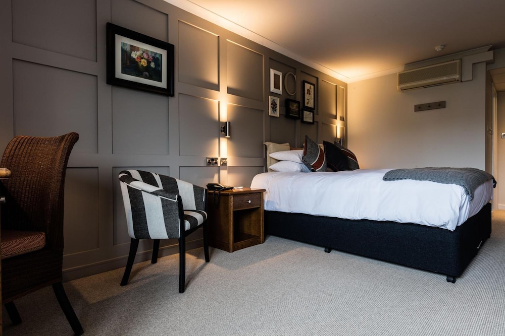 Crown Hotel 5/50