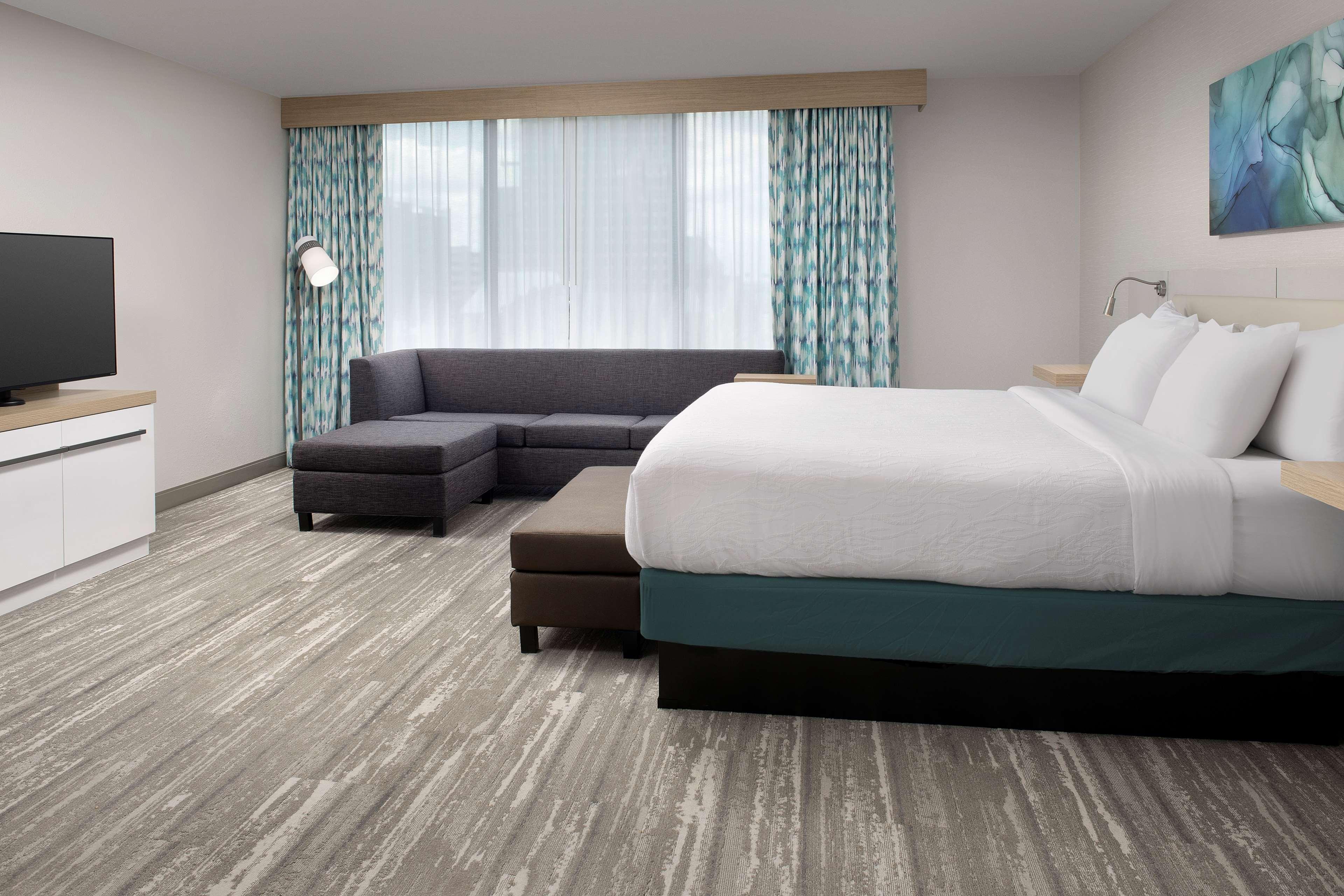 DELUXE, KING BED
