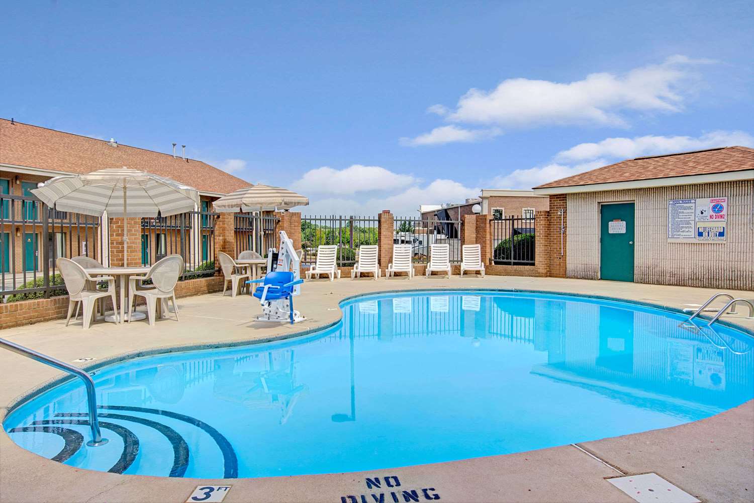 Days Inn by Wyndham Mooresville Lake Norman 8/16
