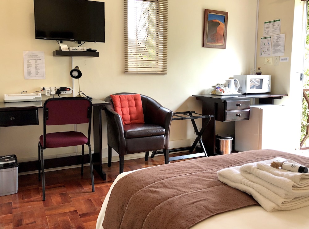 Clubview Guest House 24/40