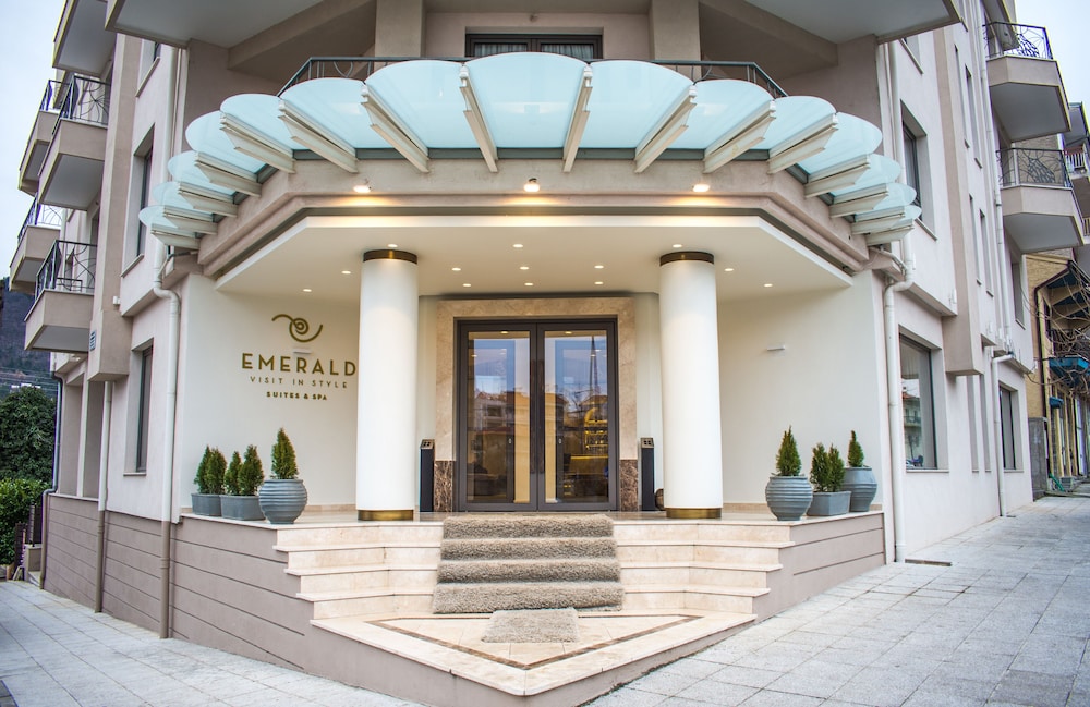 Emerald suites 1/32