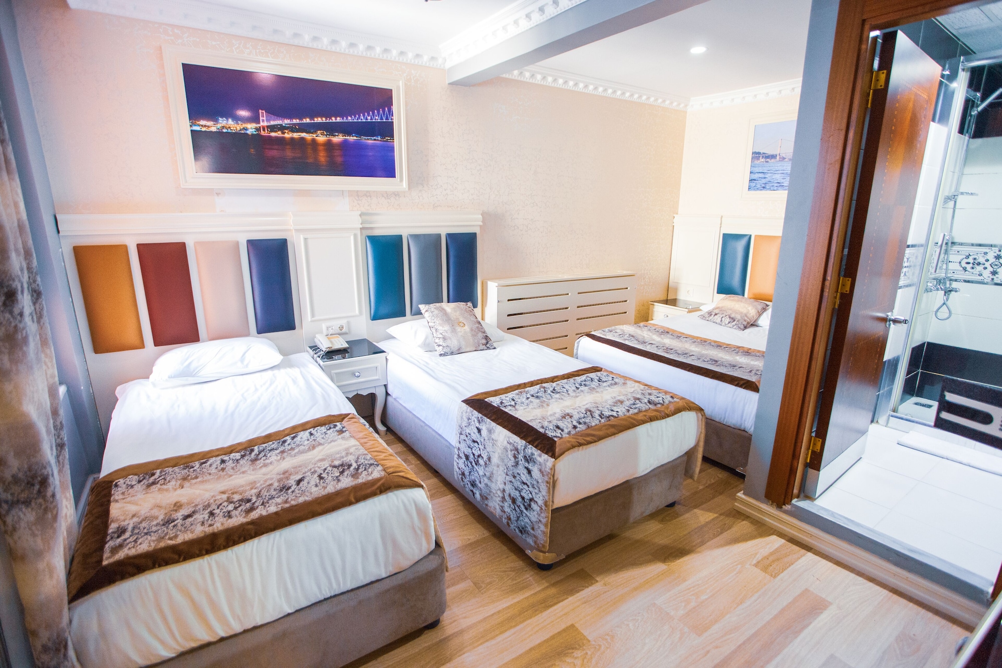 ROOM, QUADRUPLE
