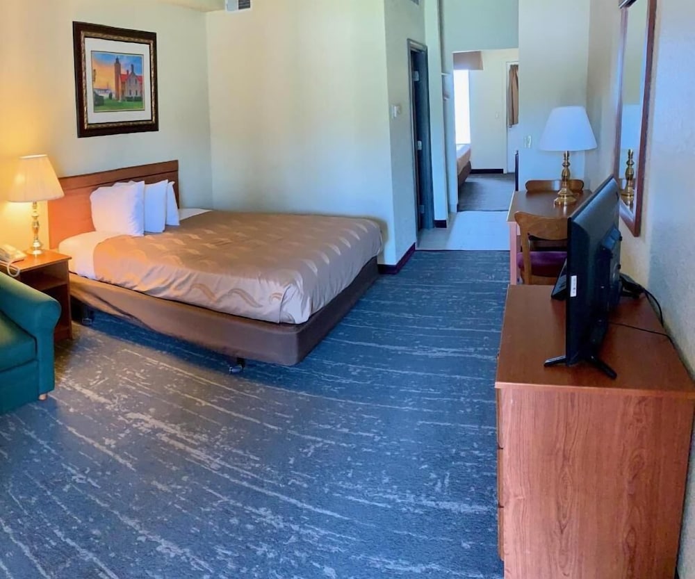 Mackinaw Beach & Bay Inn & Suites 14/51
