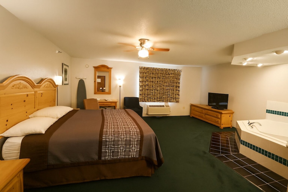 جناح استوديو بسرير كينج بحوض جاكوزي، Rodeway Inn Milaca 2/5