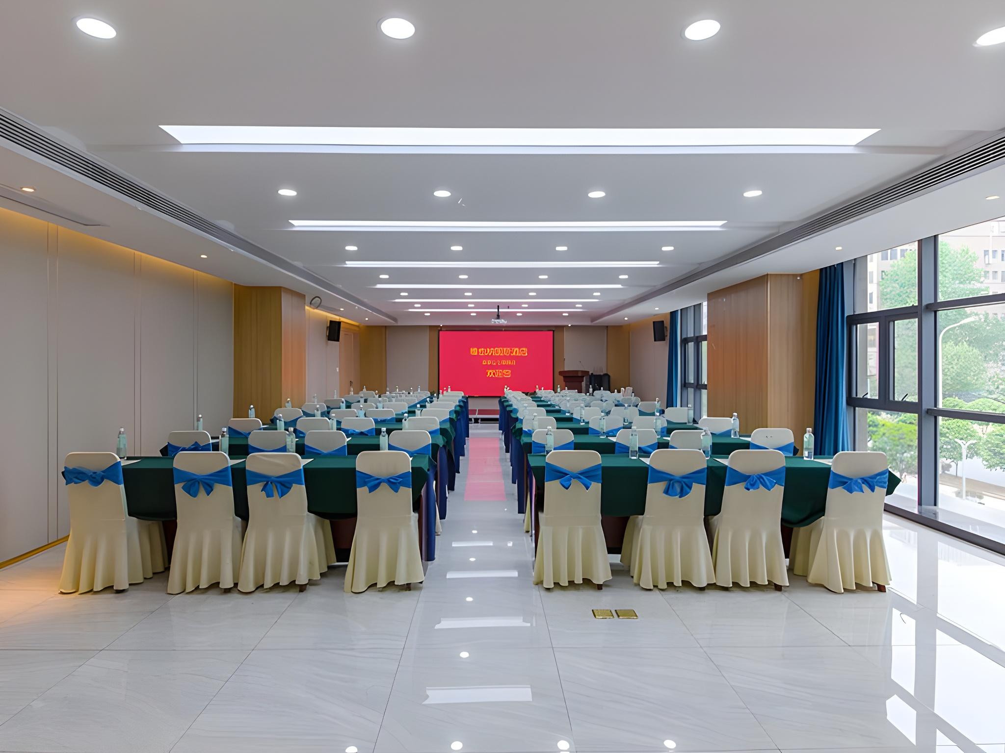 Vienna International Hotel (Wuhan Wujia Mountain Qixiong Road) 28/30