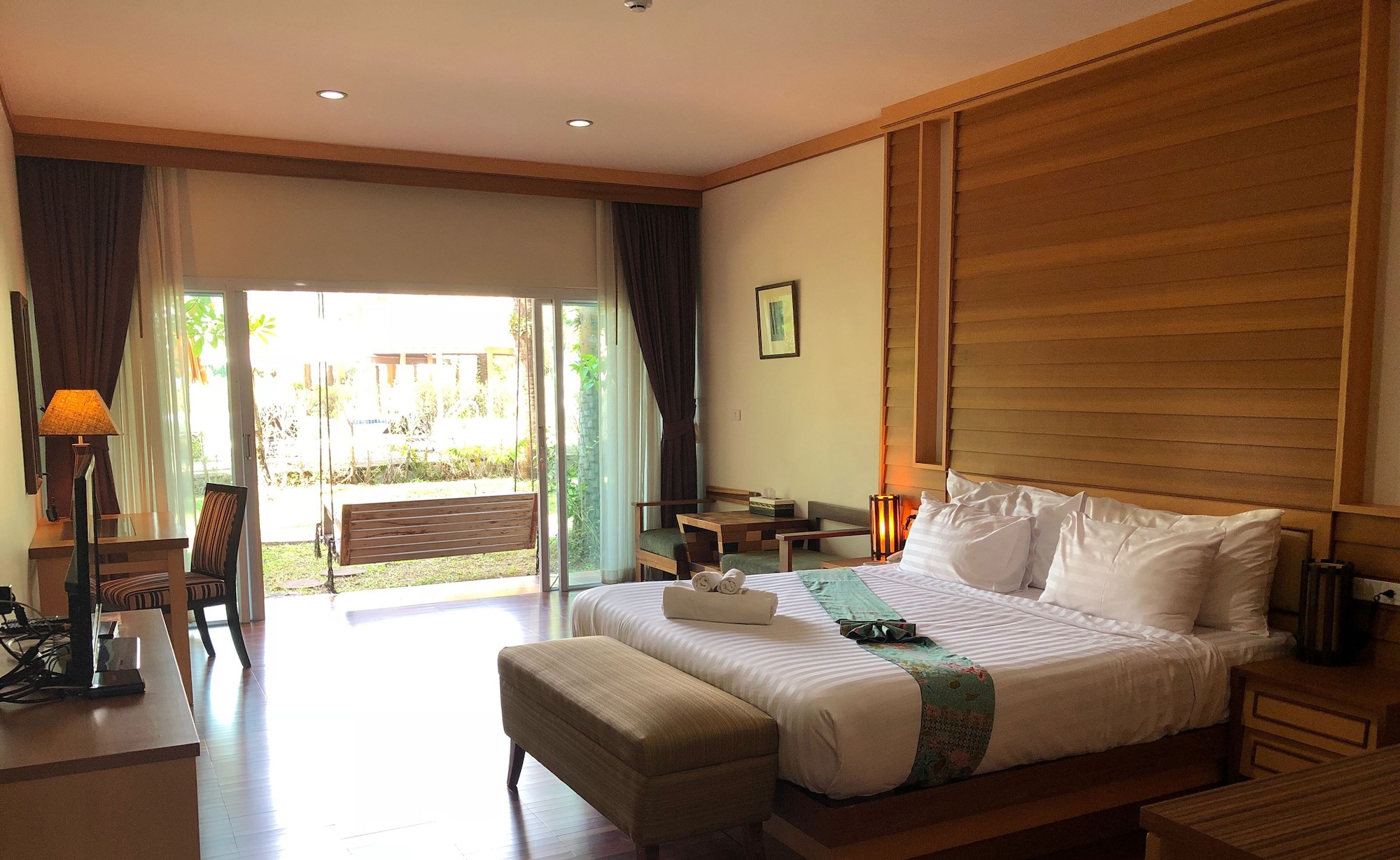 DELUXE, DOUBLE BED
