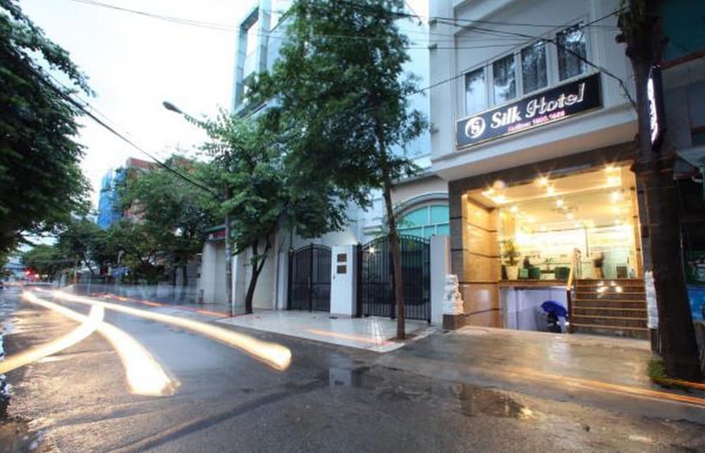 RedDoorz Plus near Tan Son Nhat airport 2 3/50
