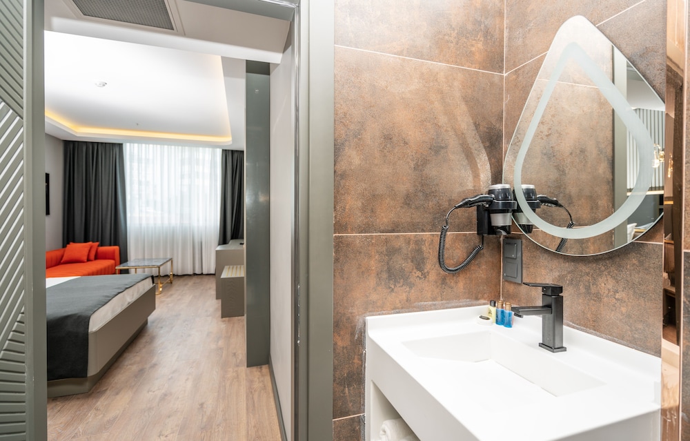 216 Ruby Suite 36/43