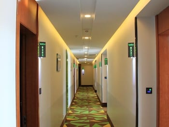 Vatica Hotel (Shanghai International Tourist Resort Huaxia East Road Metro Station) 15/21