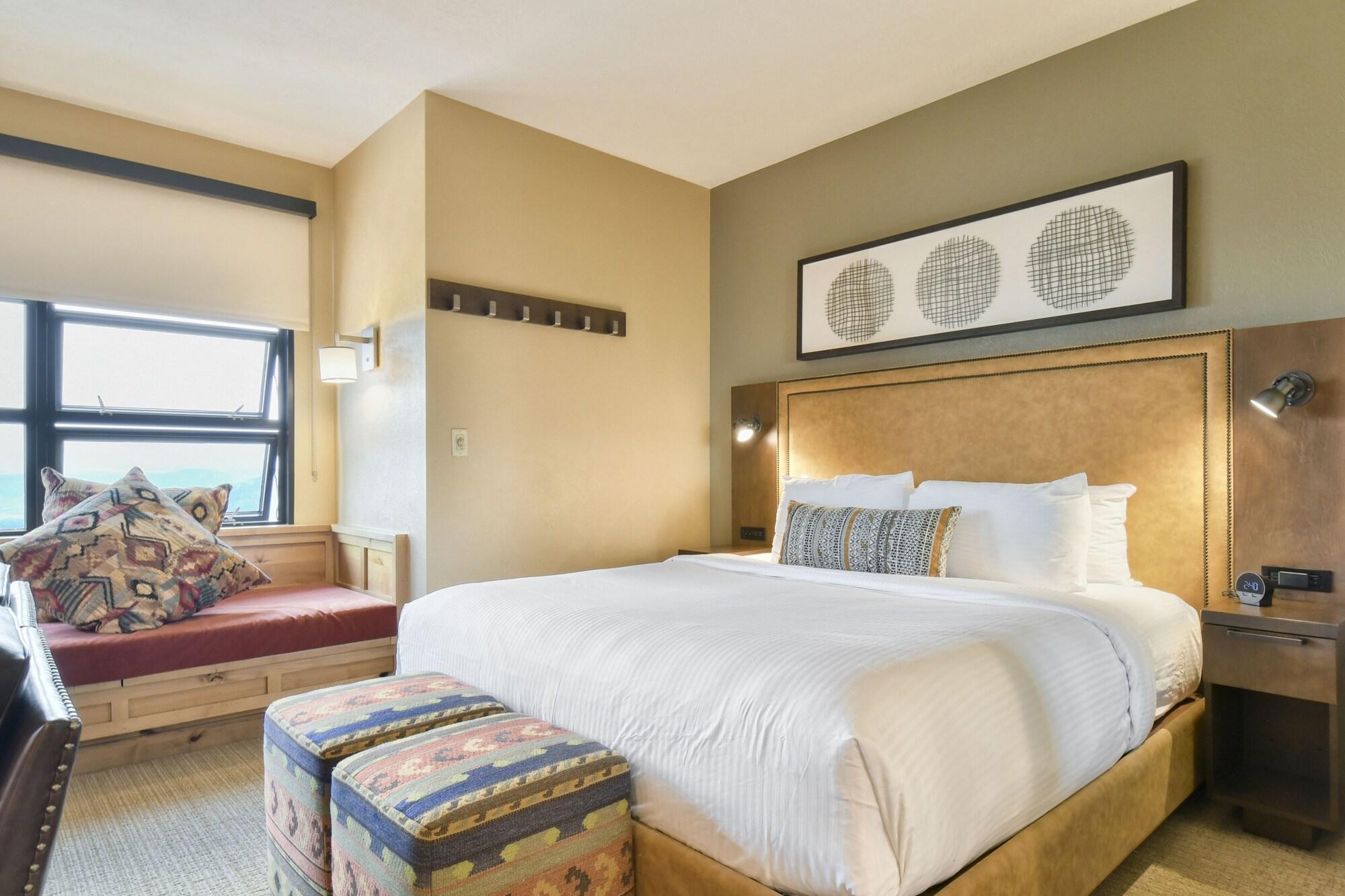 Deluxe, Residence, Studio