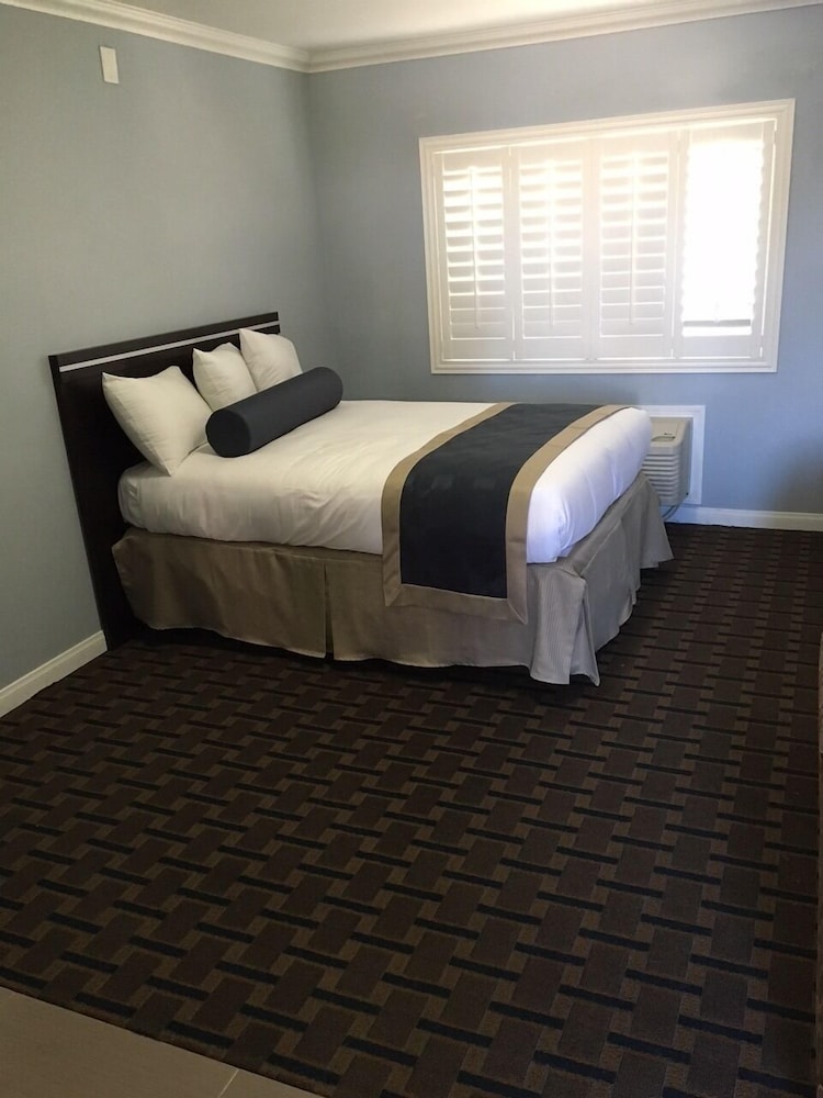 Hollywood Palms Inns & Suites 18/56