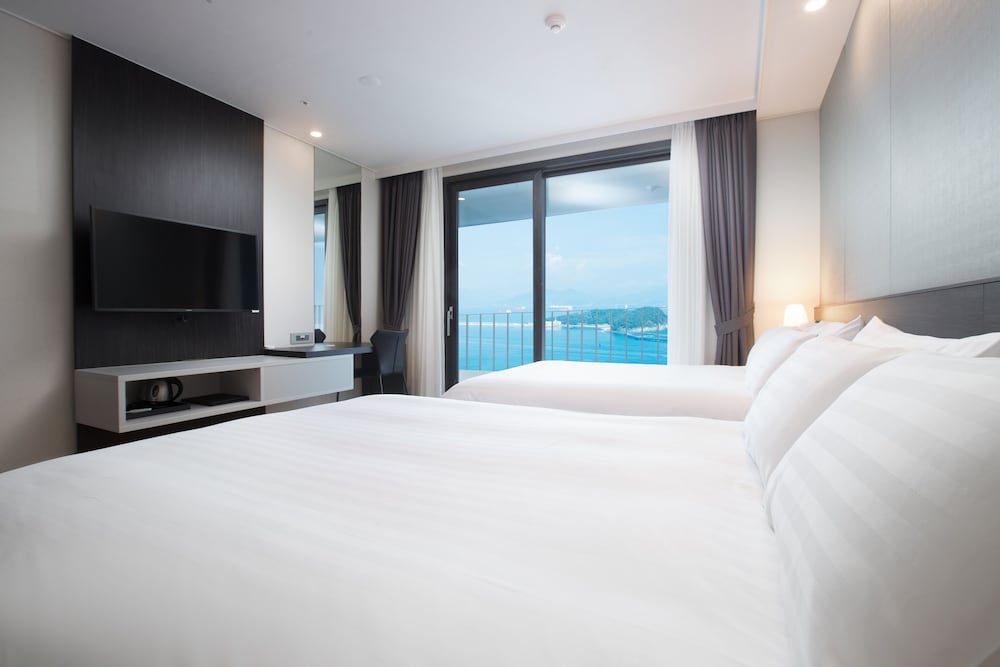 Ocean, Premier, Twin Beds, 1 Queen and 1 Double Bed, High Floor