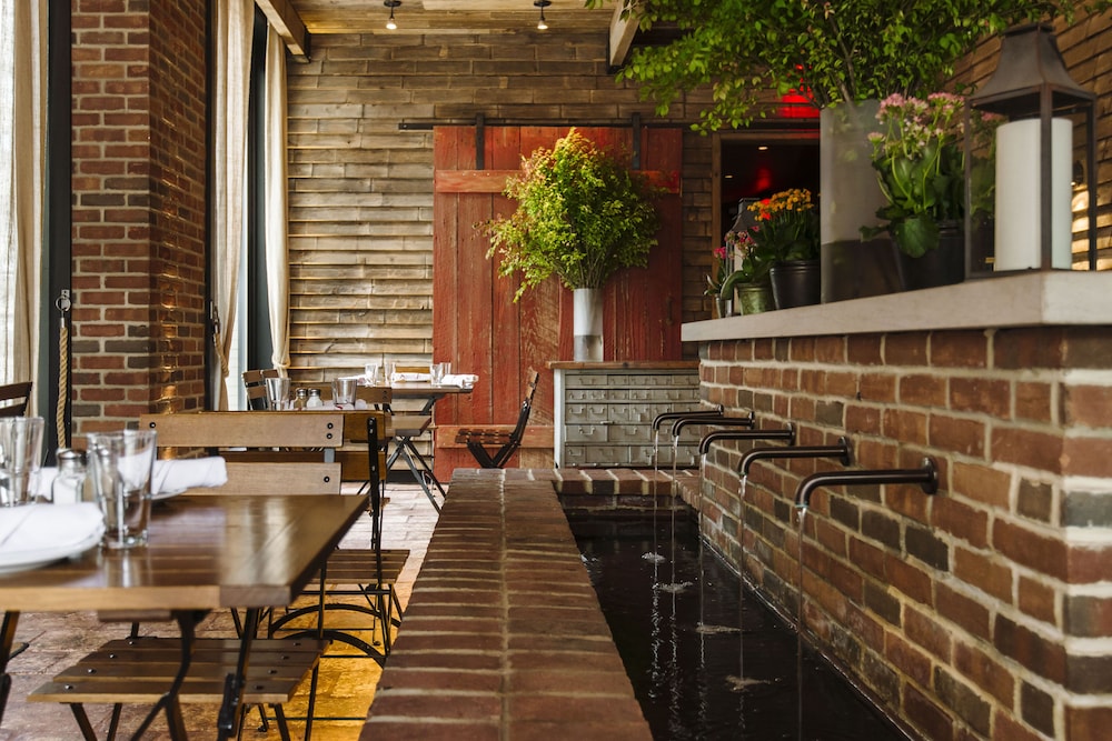 Refinery Hotel 39/48