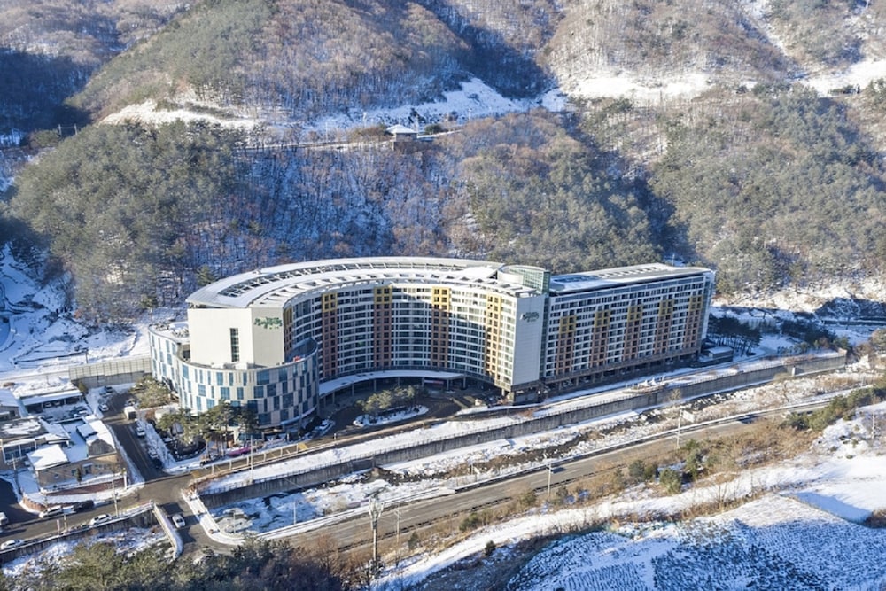 Mayhills Resort 6/50