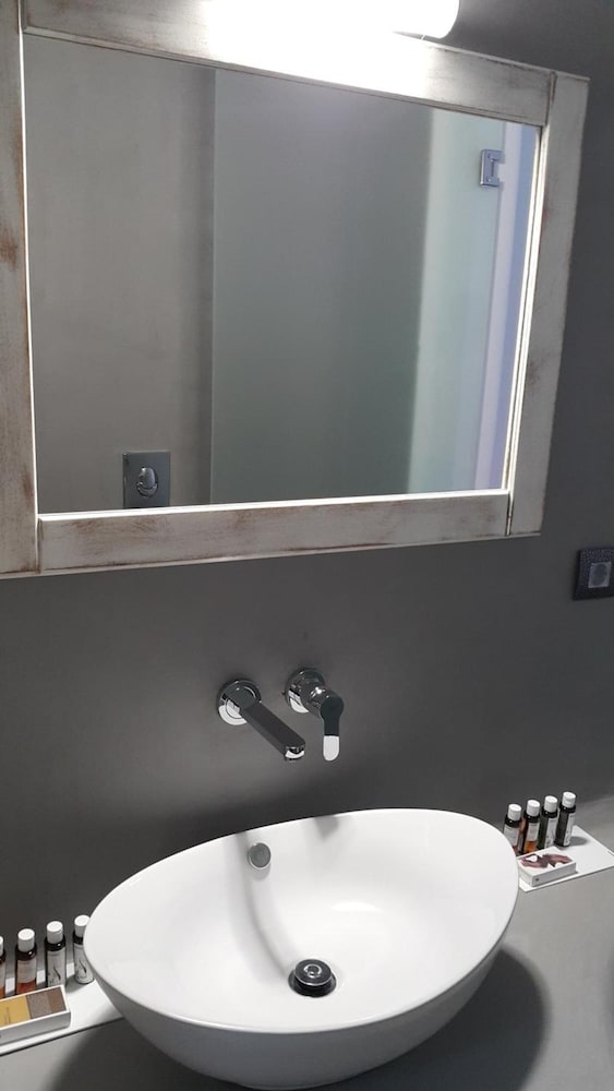 Unique Suites 46/50