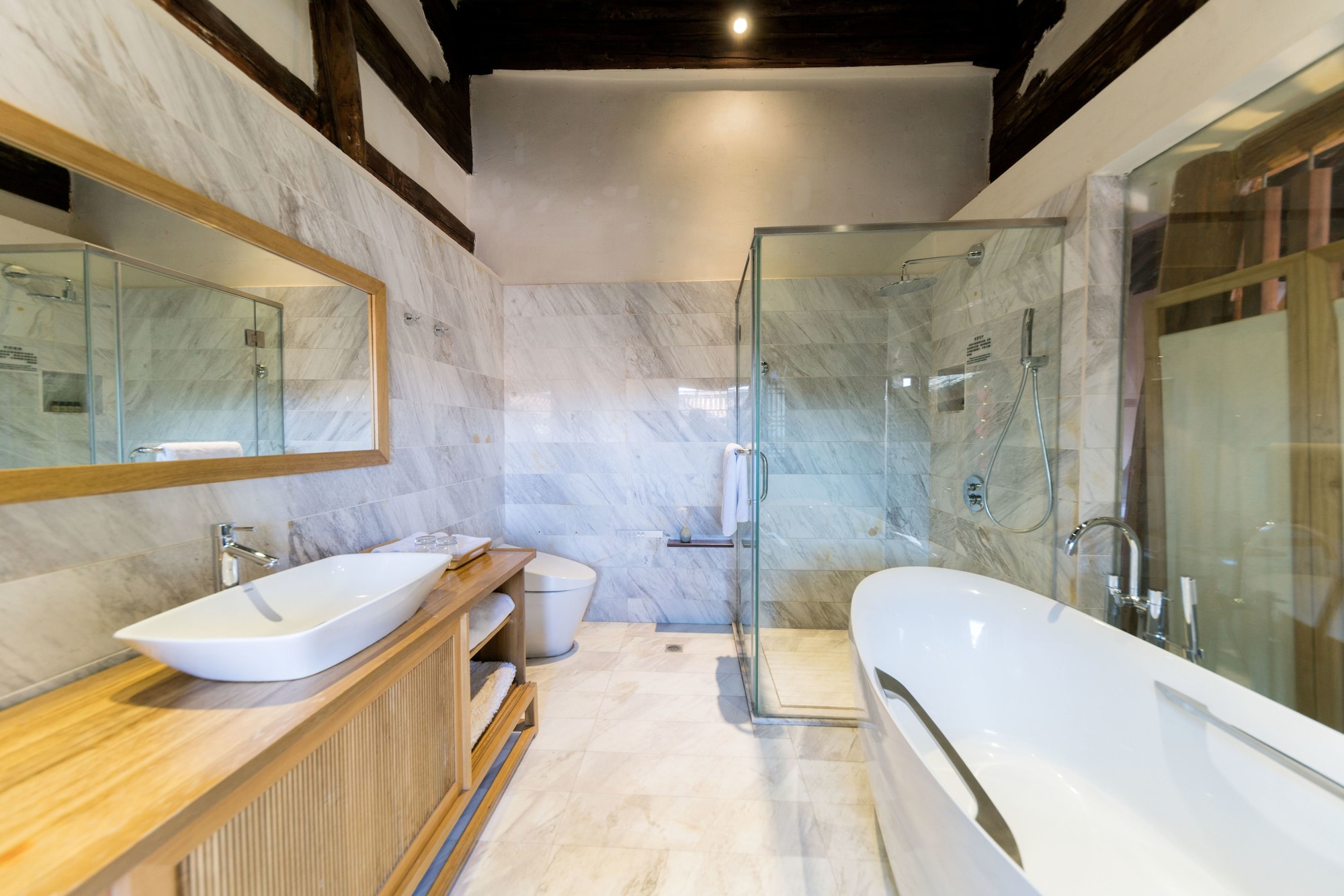 جناح فاخر بسرير كينج بإطلالة على الفناء بحوض استحمام، Dali Old Courtyard Boutique Inn 5/5