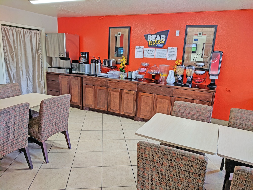 Travelodge by Wyndham Houston Hobby Airport 35/38