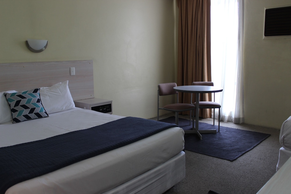 EL TORO MOTOR INN 13/56