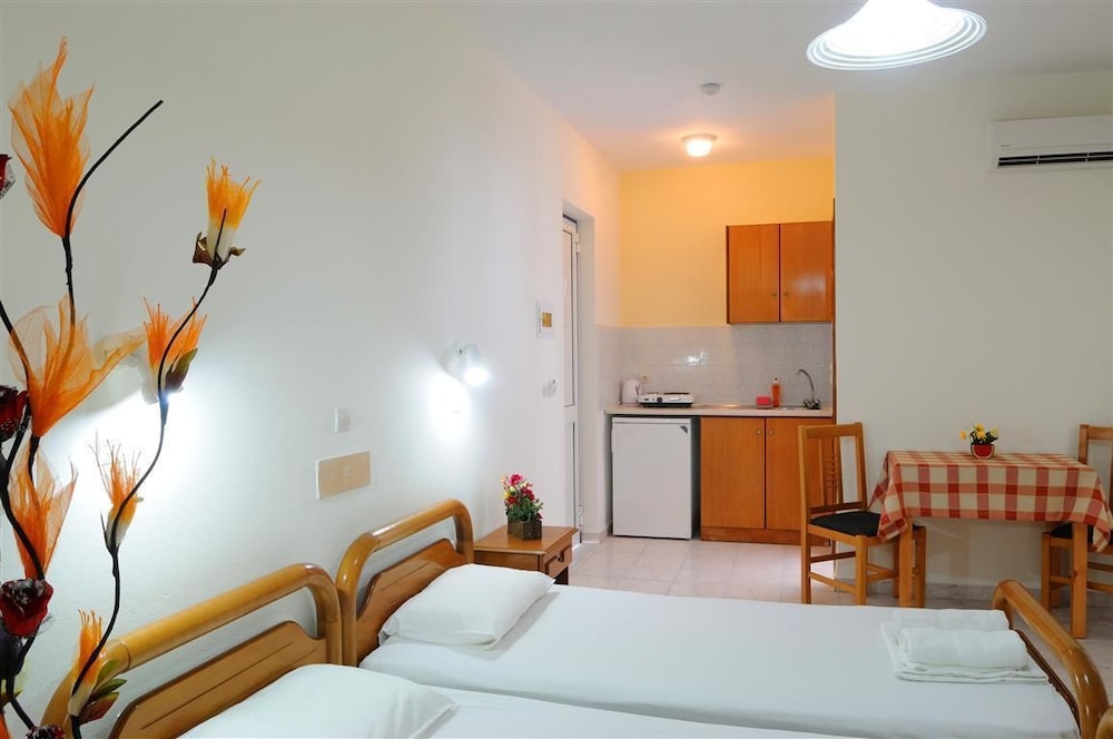 NIKOS 2 STUDIOS AND APARTMENTS 6/25