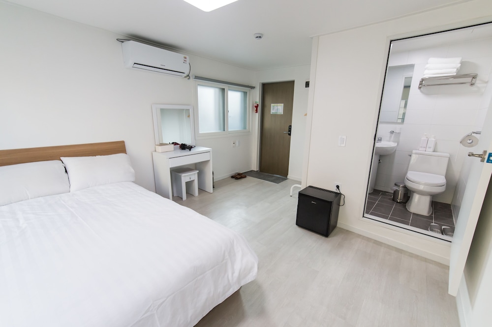 ROOM, DOUBLE BED