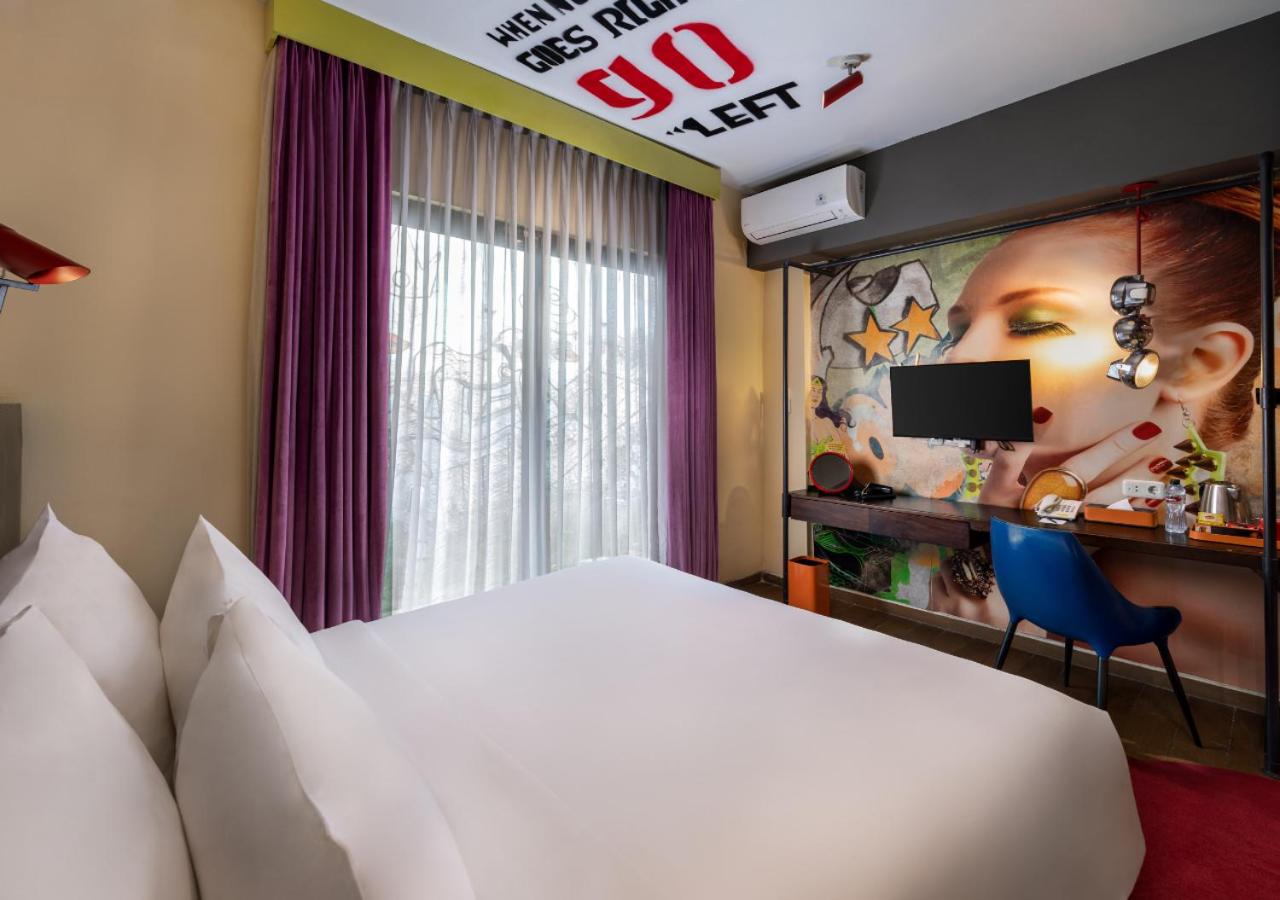 Dash, Studio, King Bed, with View