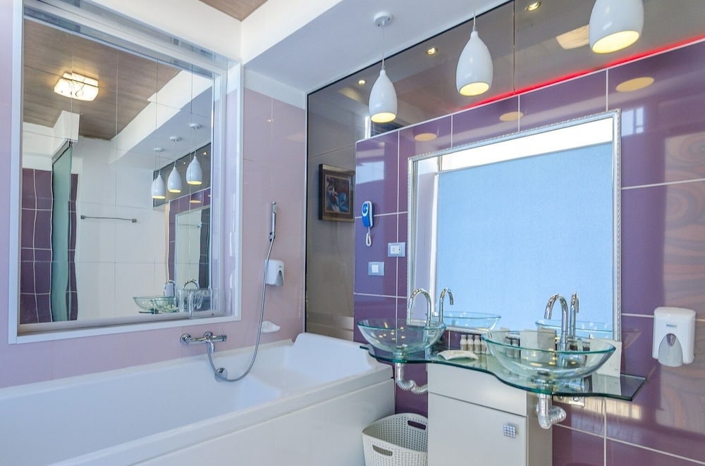 Phoenicia Luxury 54/55