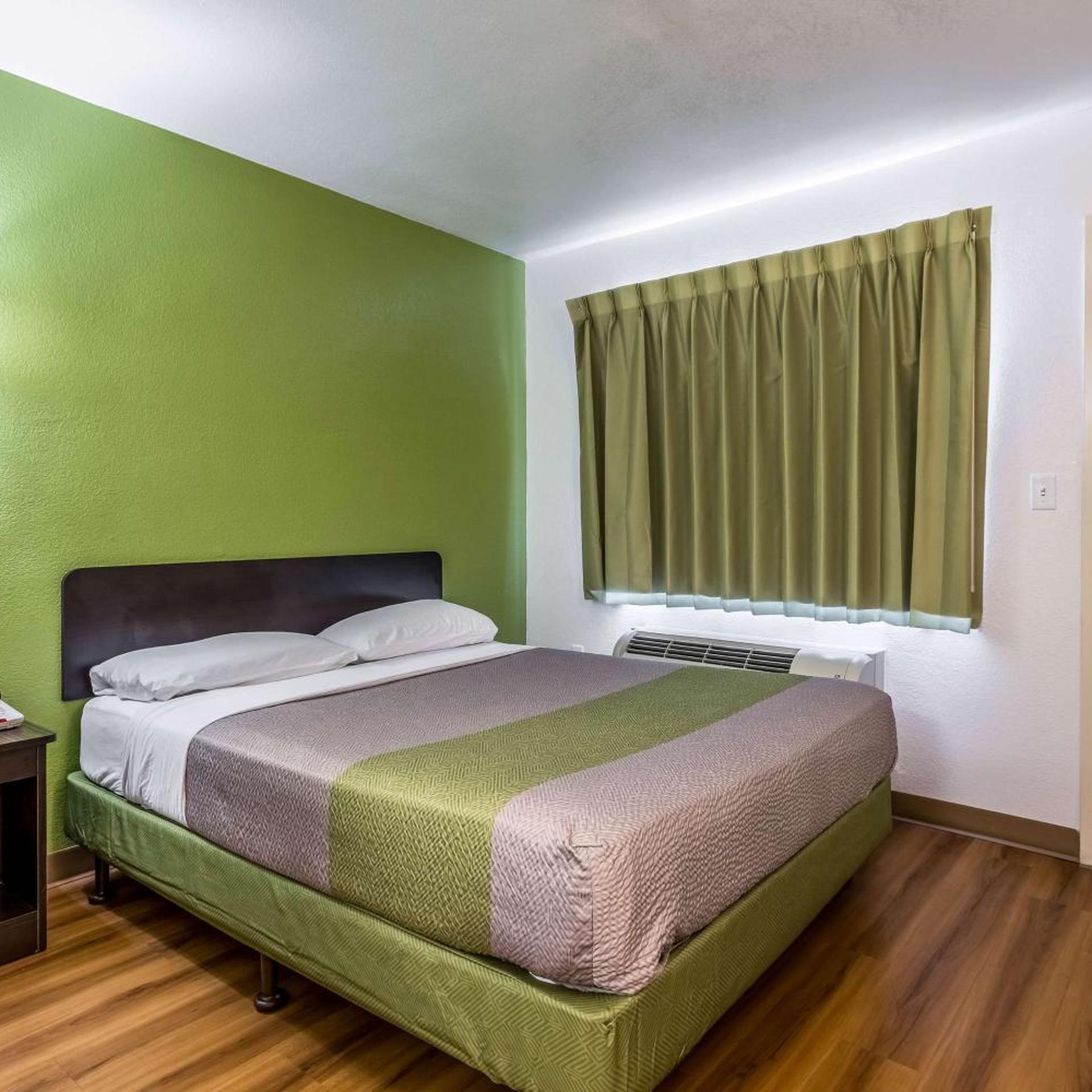 ROOM, KING BED