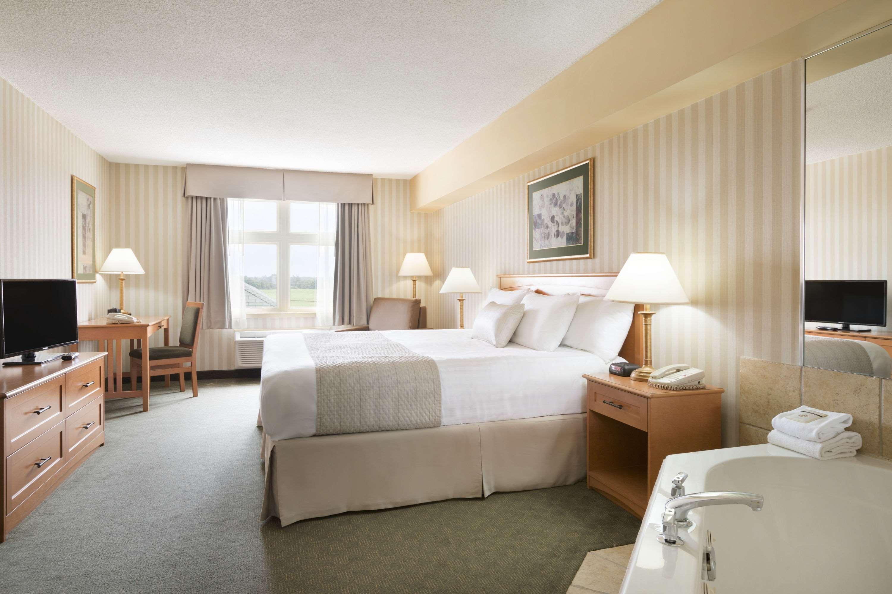 Room, Triple, Queen Bed