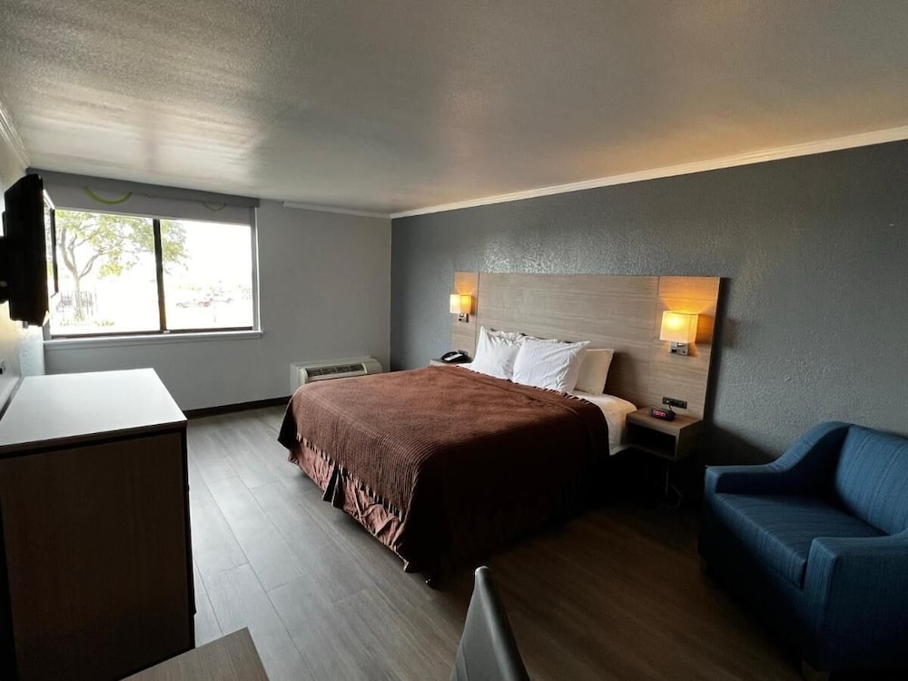 Super 8 by Wyndham Fort Worth Entertainment District 28/49