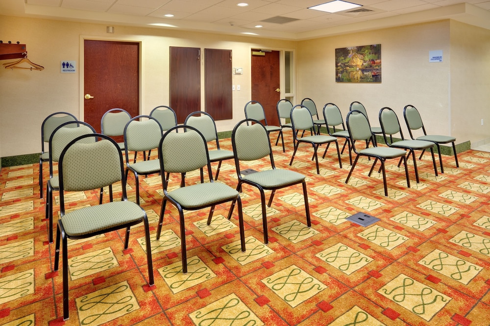 Holiday Inn Express Hotel And Suites Bradley Airport 69/74