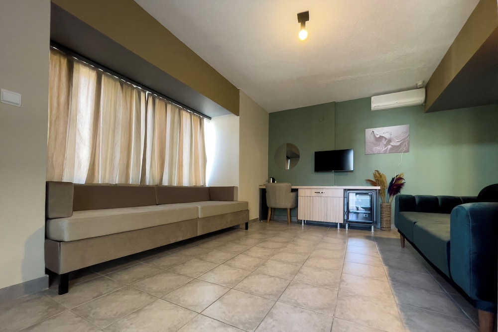 Greenmar Apartments 8/42