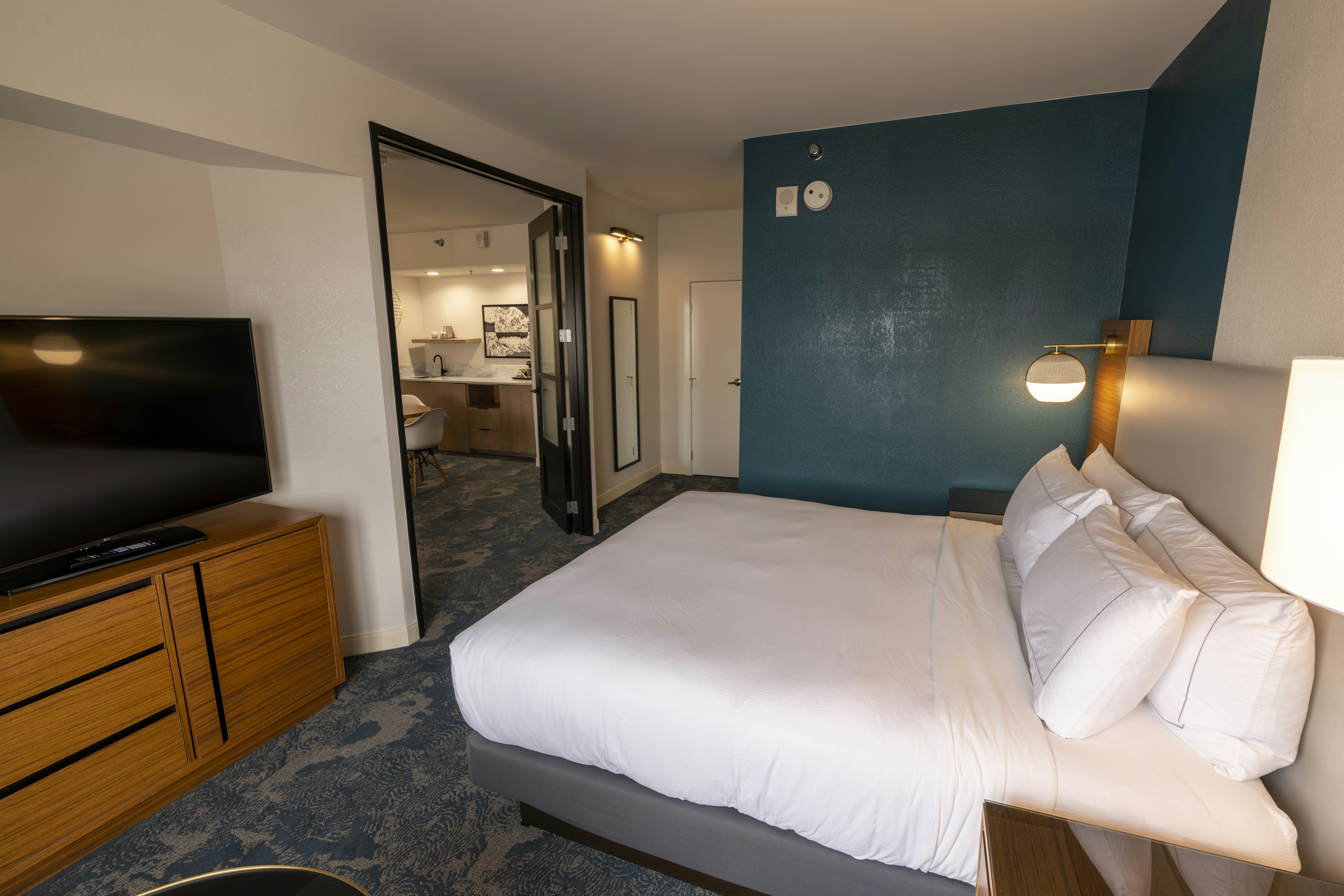 SUITE, KING BED, ACCESSIBLE