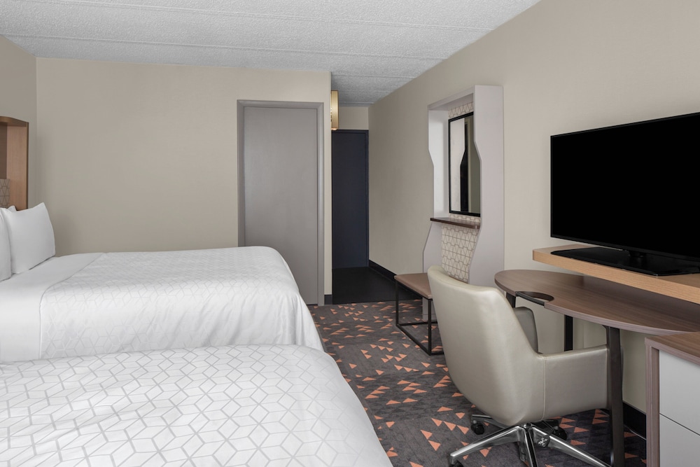 Holiday Inn Hasbrouck Heights Hotel 8/40